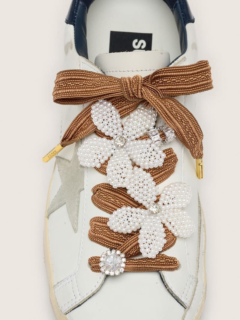 Golden Goose - Skins laccio a righe color bordeaux e pesca con charm di perline e charm cristalli in 