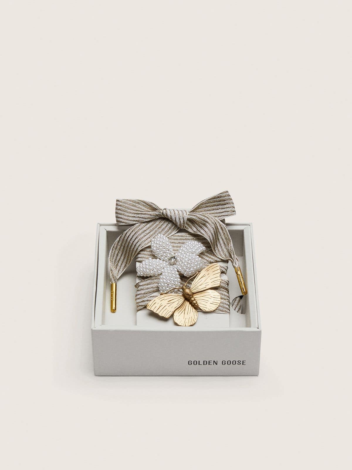 Golden Goose - Skins "Vintage" laccio a righe bianche e beige con due charm applicati in 