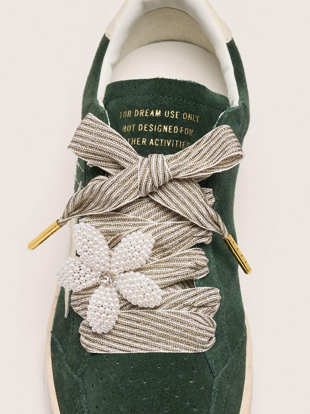 Golden Goose - Schnürsenkel-Skin „Vintage“ mit weiß-beigen Streifen und Blumen-Charm in 