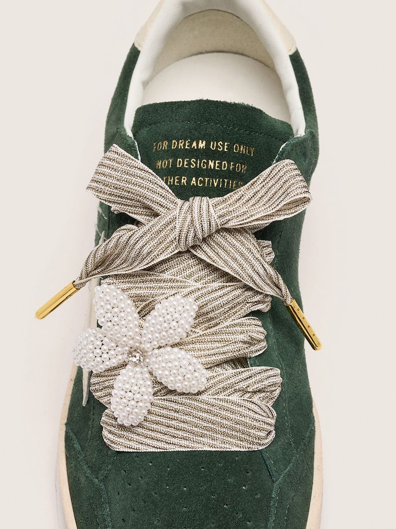 Golden Goose - Skins "Vintage" laccio a righe bianche e beige con charm a a forma di fiore in 