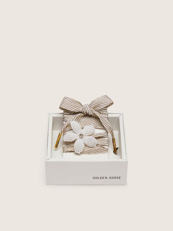 Golden Goose - Skin "Vintage" white and beige striped laces with flower-shaped charm in 