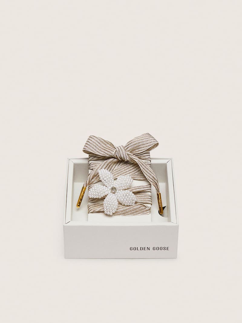 Skins «Vintage» cordones de rayas blancas y beige con charm con forma de flor