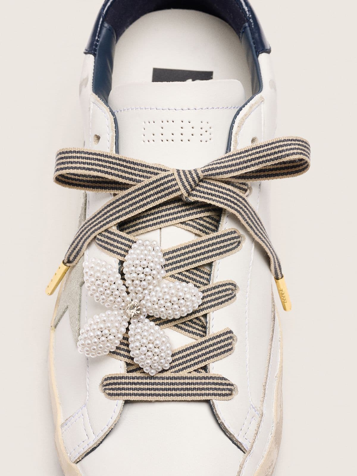 Golden Goose - Skin "Vintage" laccio a righe nere e beige con charm a forma di fiore in 
