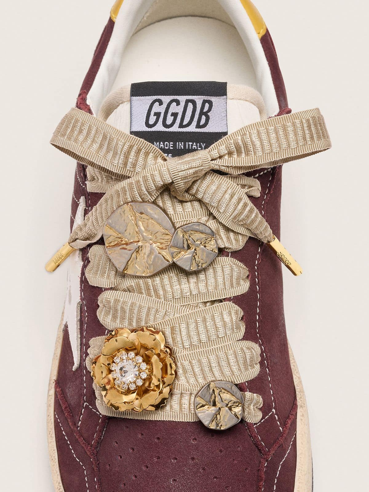 Golden Goose - Lacets Skin « Vintage » brodés beiges avec charms appliqués in 