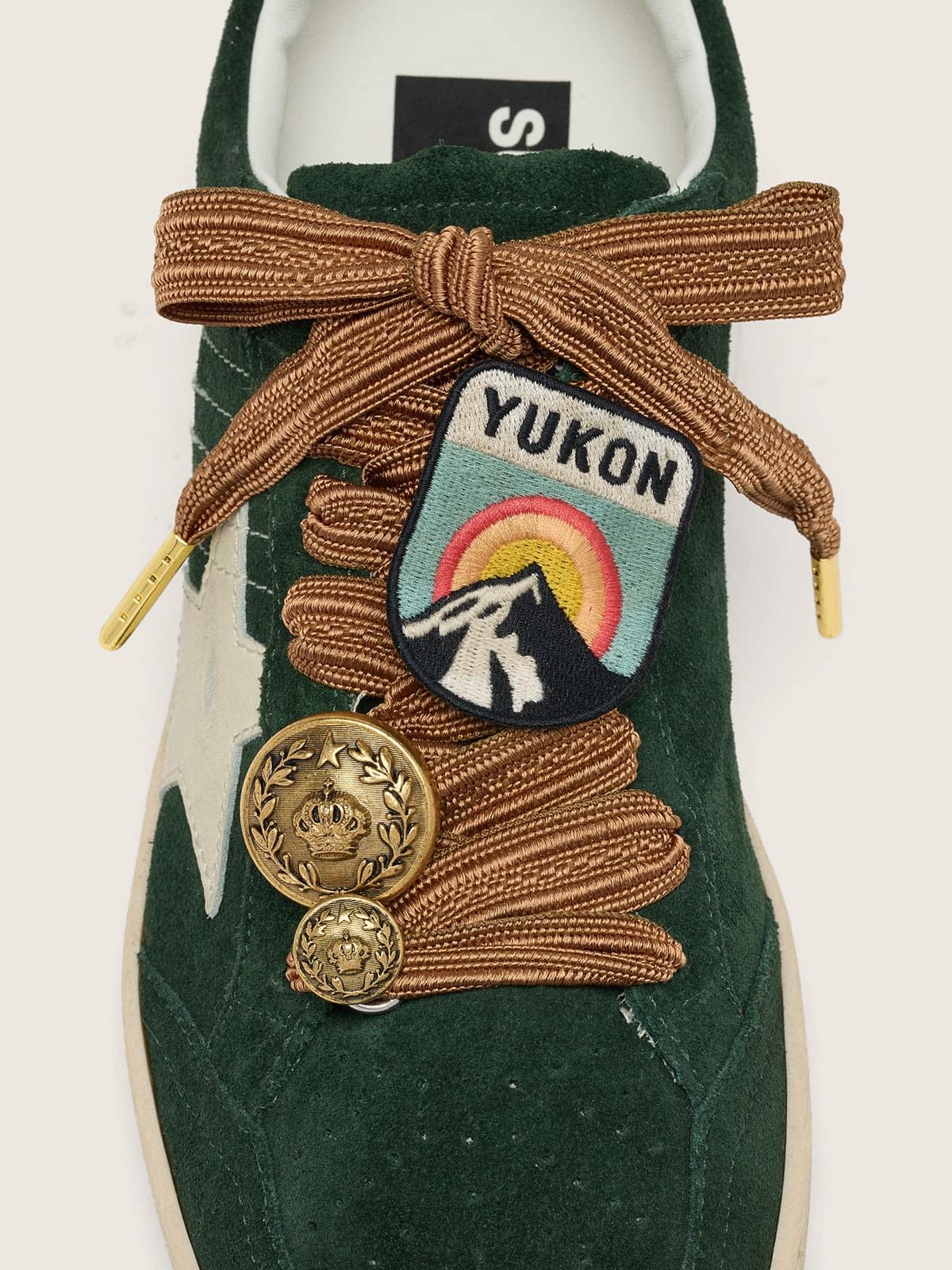 Golden Goose - 패치와 두 개의 참 장식 스킨 “빈티지” 버건디와 피치 자수 슈레이스 in 