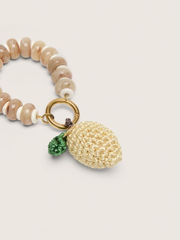 Charm avec citron en crochet de coton et cha&icirc;ne en perles