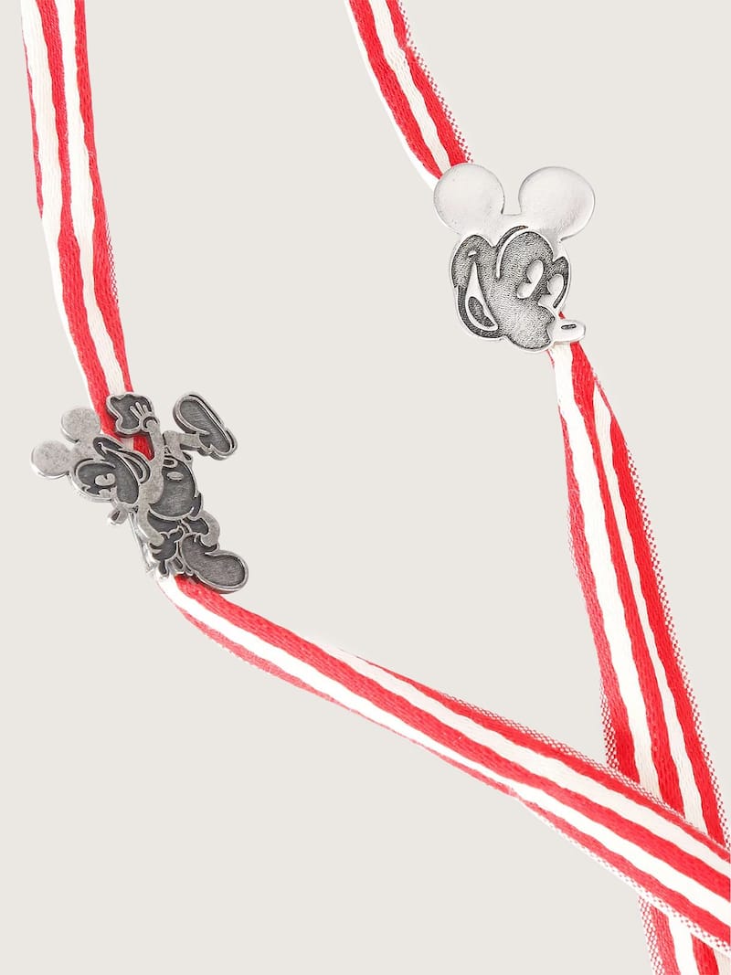 Golden Goose - Disney | Golden Goose Skins cord&oacute;n a rayas blancas y rojas con dos pines inspirados en Mickey Mouse y sus amigos in 