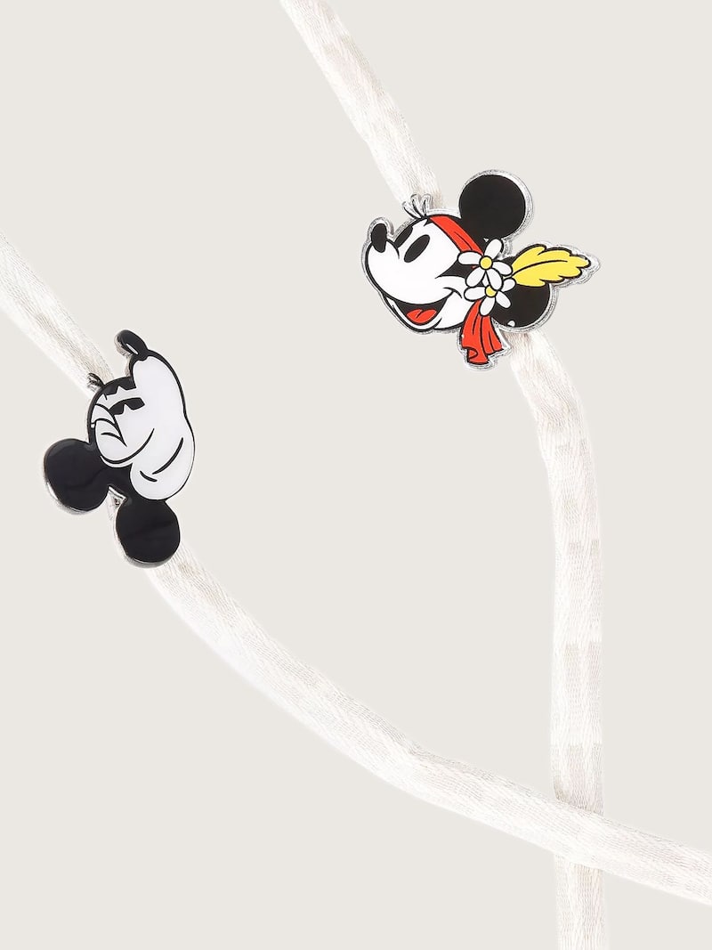 Golden Goose - Disney | Golden Goose Skins cord&oacute;n blanco con dos pines inspirados en Mickey Mouse y sus amigos in 