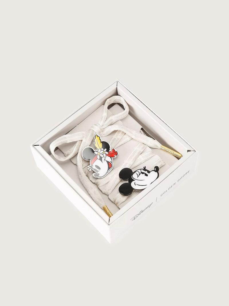 Golden Goose - Disney | Golden Goose Skins cord&oacute;n blanco con dos pines inspirados en Mickey Mouse y sus amigos in 