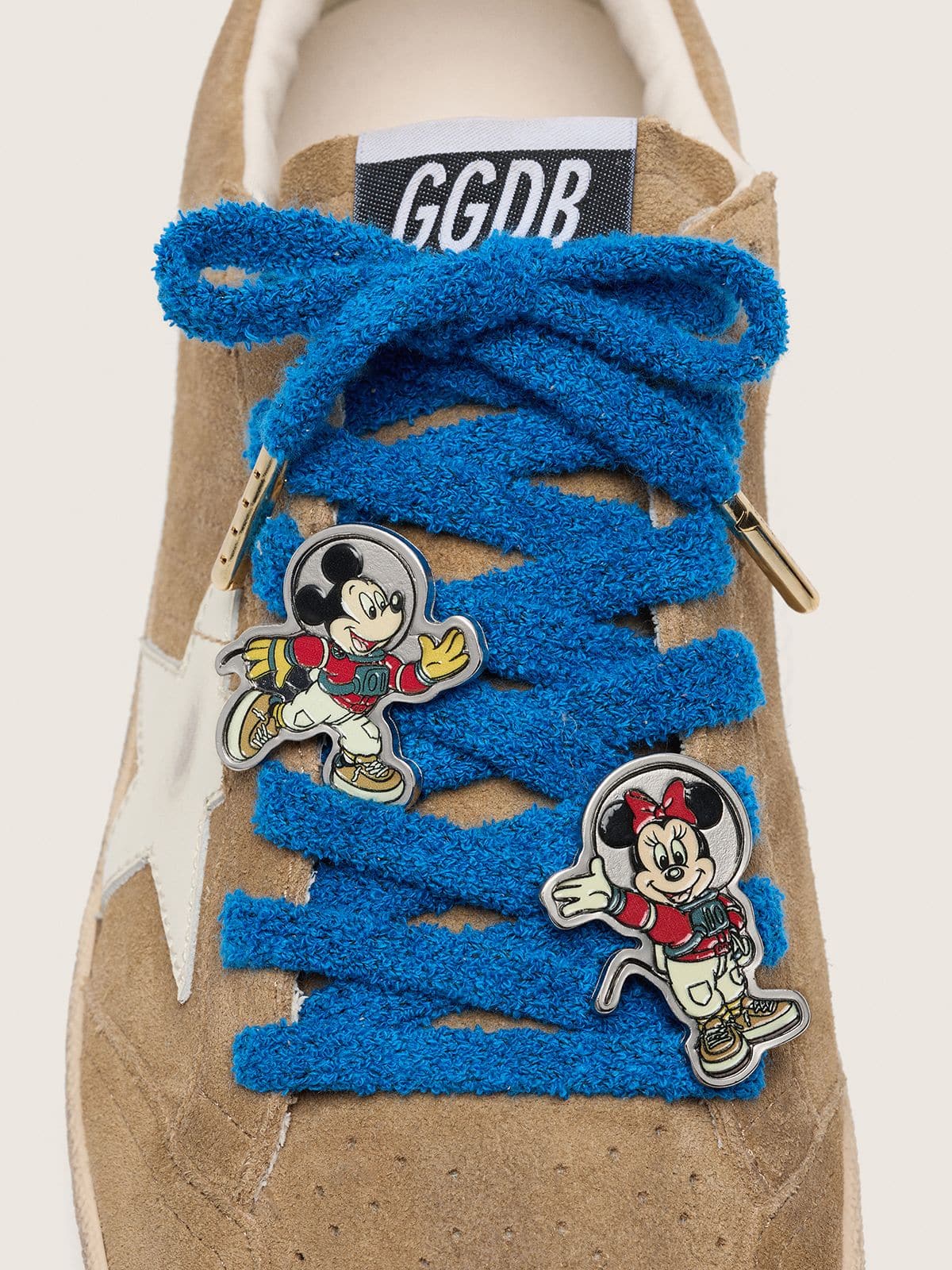 Disney | Golden Goose Skins cord&oacute;n de algod&oacute;n azul con dos pines inspirados en Mickey Mouse y sus amigos