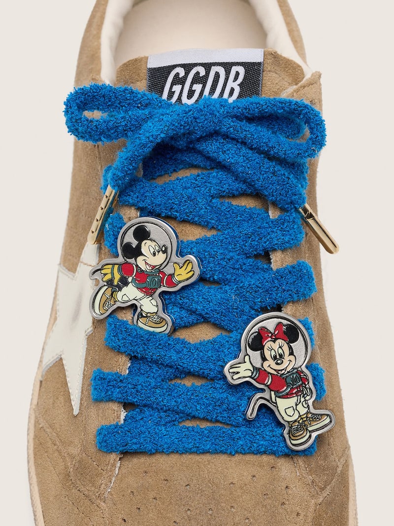 Golden Goose - Disney | Golden Goose Skins Baumwollschn&uuml;rsenkel in Blau mit zwei Anstecknadeln inspiriert von Micky Maus und seinen Freunden in 