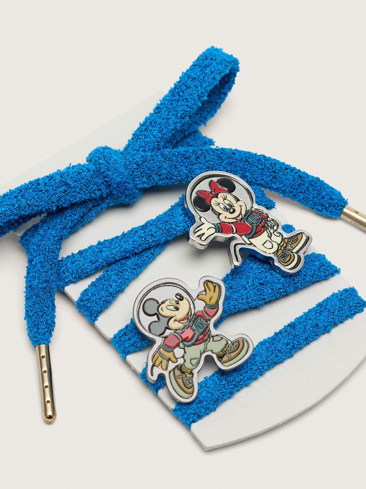 Disney | Golden Goose Skins cord&oacute;n de algod&oacute;n azul con dos pines inspirados en Mickey Mouse y sus amigos