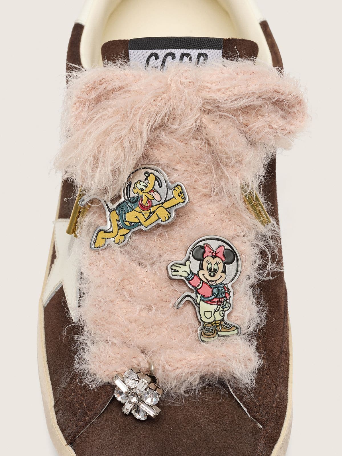 Disney | Golden Goose Skins cord&oacute;n rosa con dos pines inspirados en Mickey Mouse y sus amigos y un charm