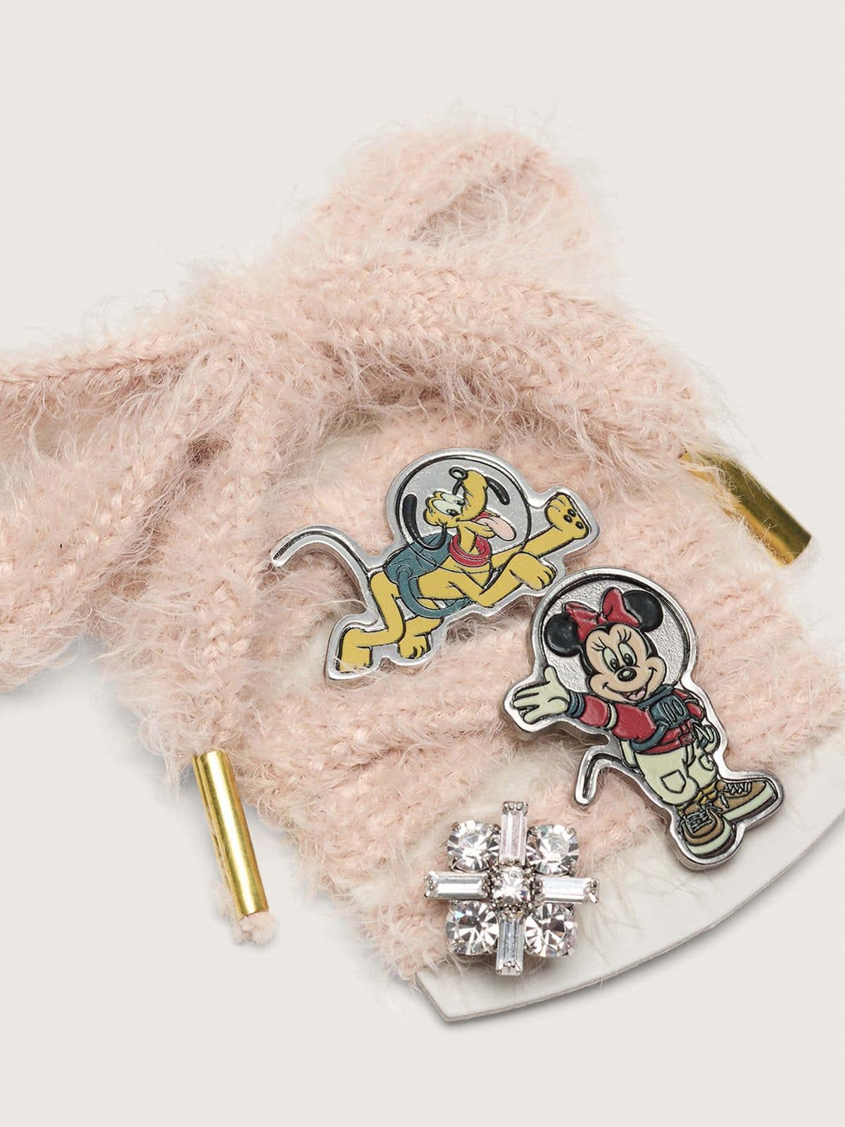 Disney | Golden Goose Skins cord&oacute;n rosa con dos pines inspirados en Mickey Mouse y sus amigos y un charm