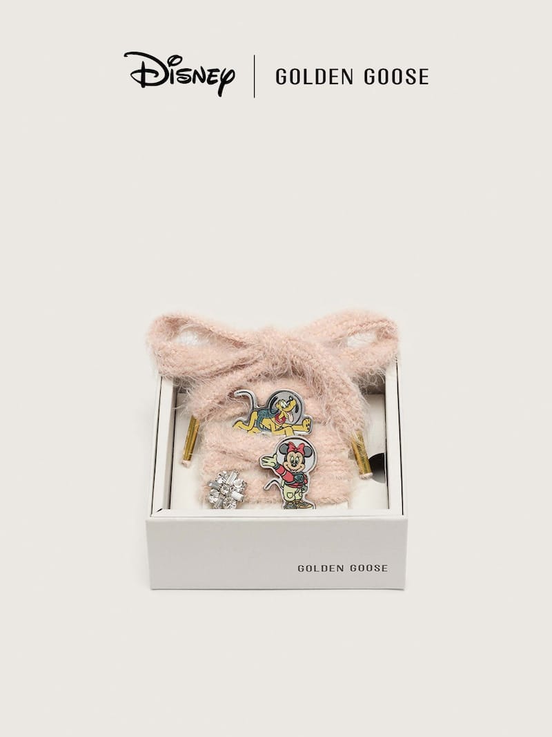 Golden Goose Disney | Golden Goose Skins cord&oacute;n rosa con dos pines inspirados en Mickey Mouse y sus amigos y un charm Skins pink unisex