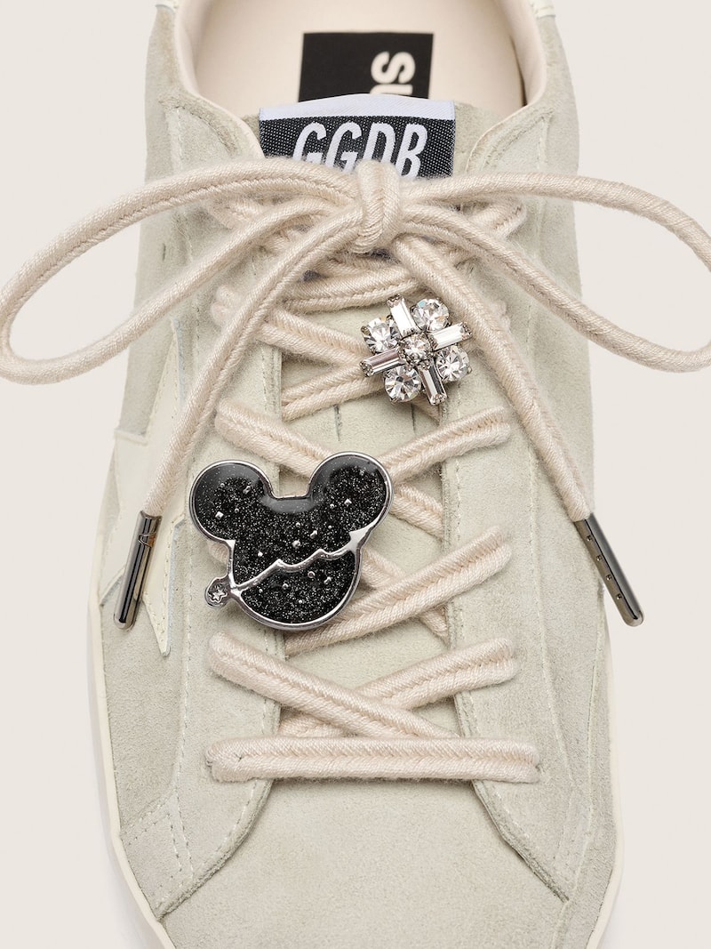Golden Goose - Disney | Golden Goose Skins laccio intrecciato beige con una pin e un charm in 