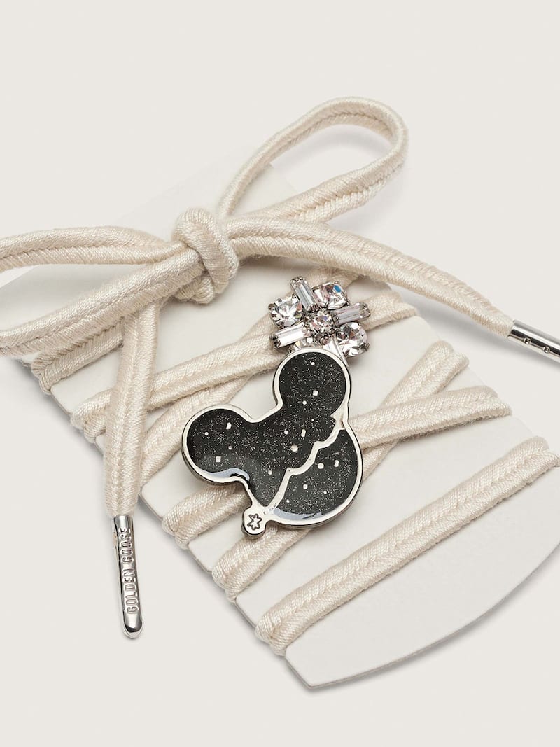 Golden Goose - Disney | Golden Goose Skins laccio intrecciato beige con una pin e un charm in 