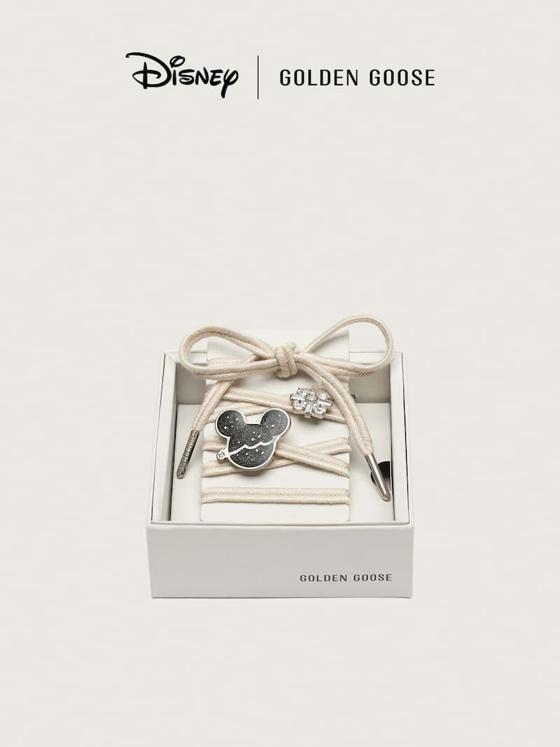 Golden Goose Disney | Golden Goose Skins cord&oacute;n trenzado beige con un pin y un charm Skins beige unisex