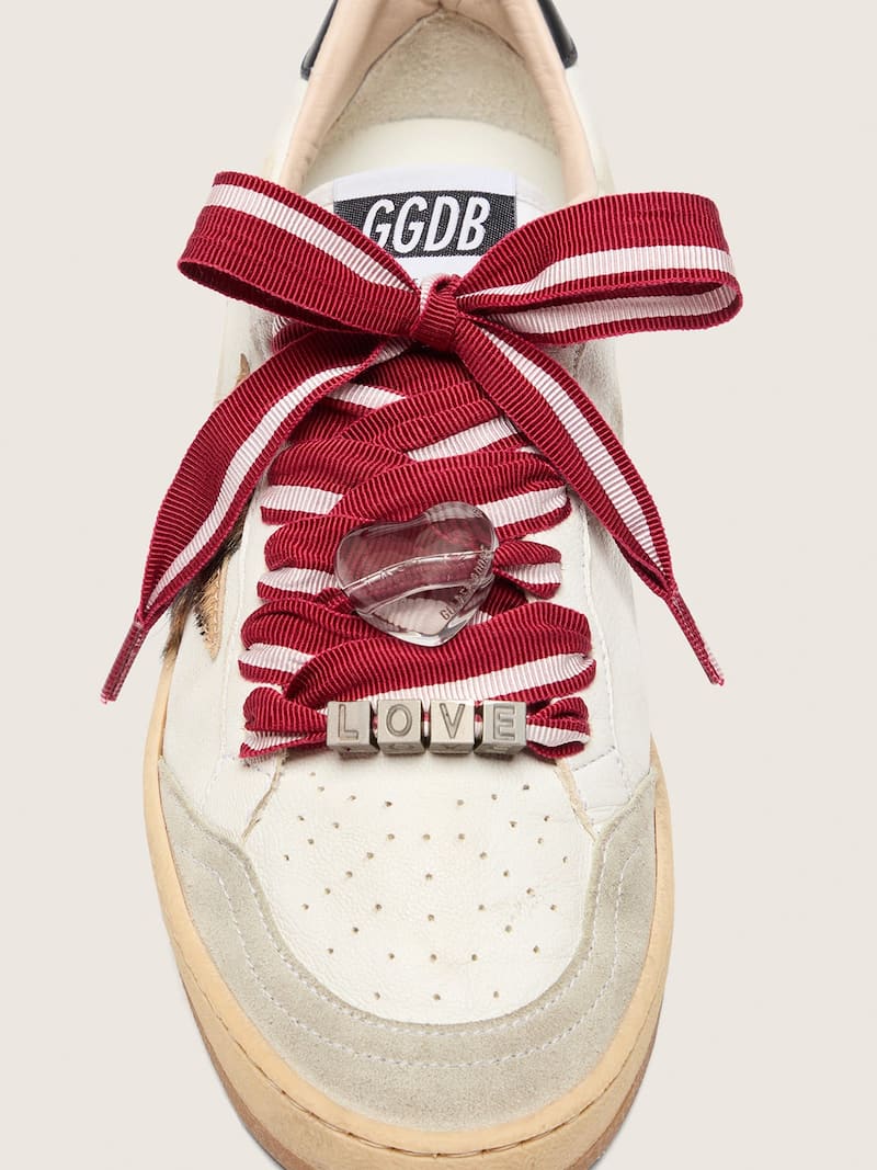 Golden Goose - Skins laccio a righe bianche e rosse con charm applicati in 