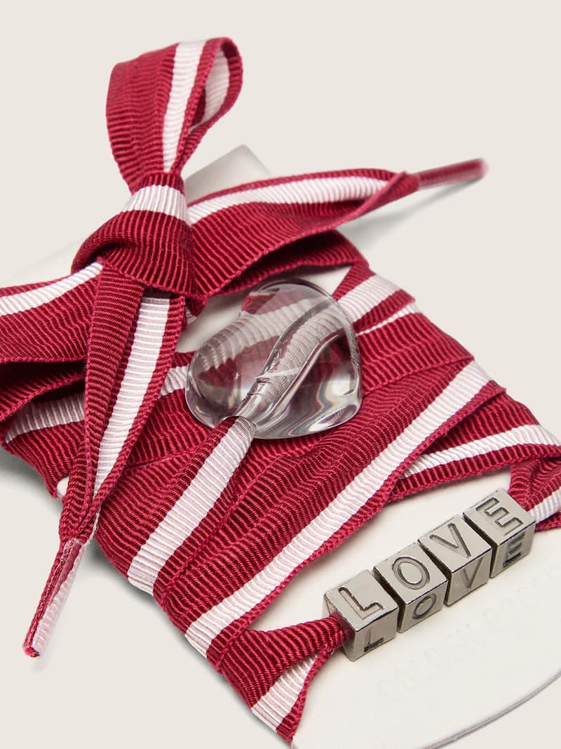 Golden Goose - Skins laccio a righe bianche e rosse con charm applicati in 