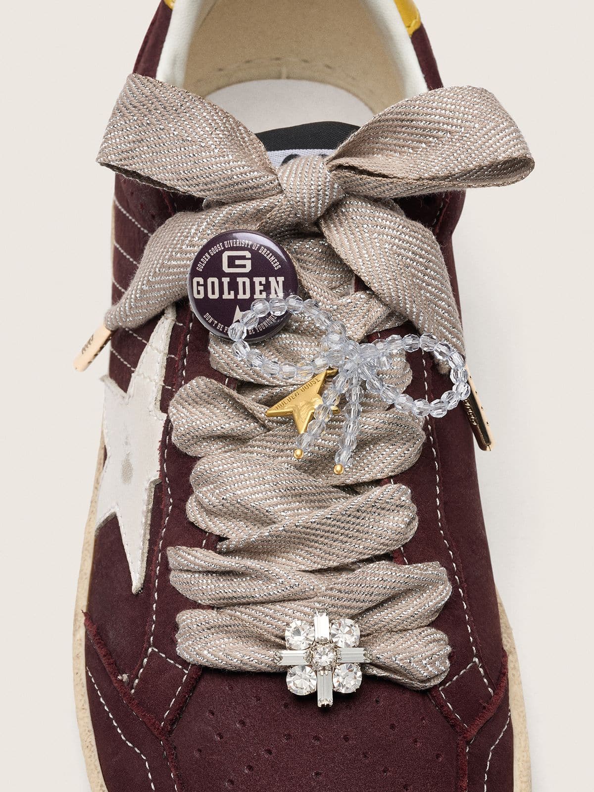 Skins beige laces with charms and pin
