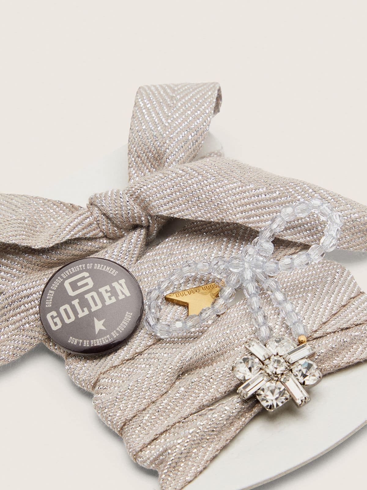 Skins beige laces with charms and pin