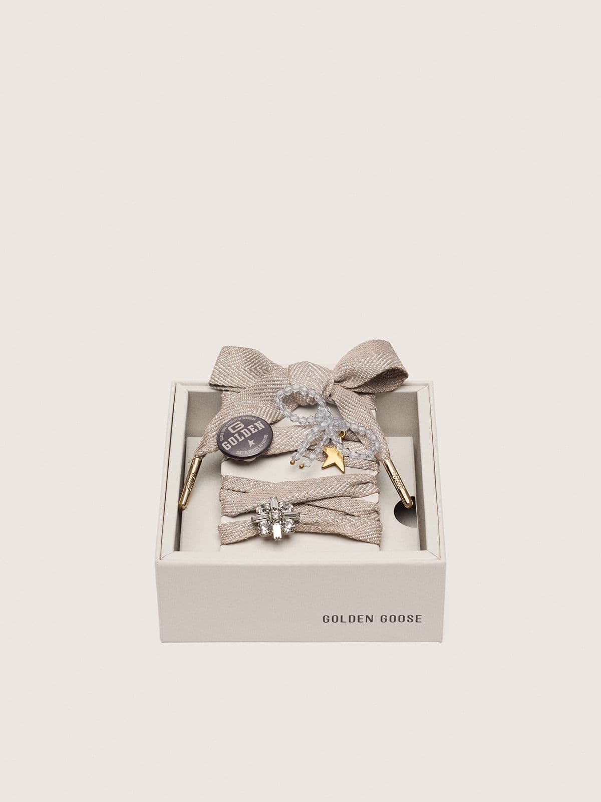 Golden Goose - Skins laccio beige con charm e spilla in 