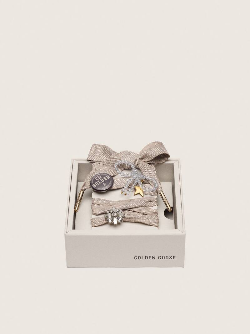 Skins beige laces with charms and pin