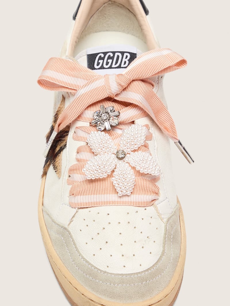 Golden Goose - Skins laccio a righe bianche e rosa con charm di perline e charm di cristalli in 