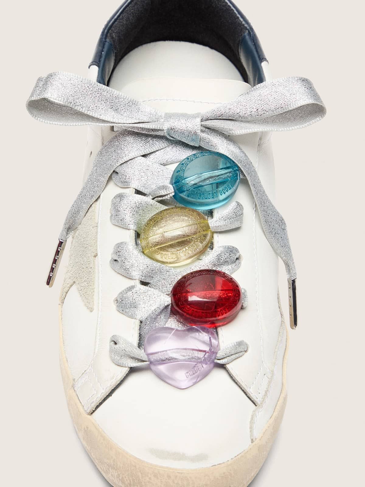 Skins cordones plateados con cuatro charms de colores