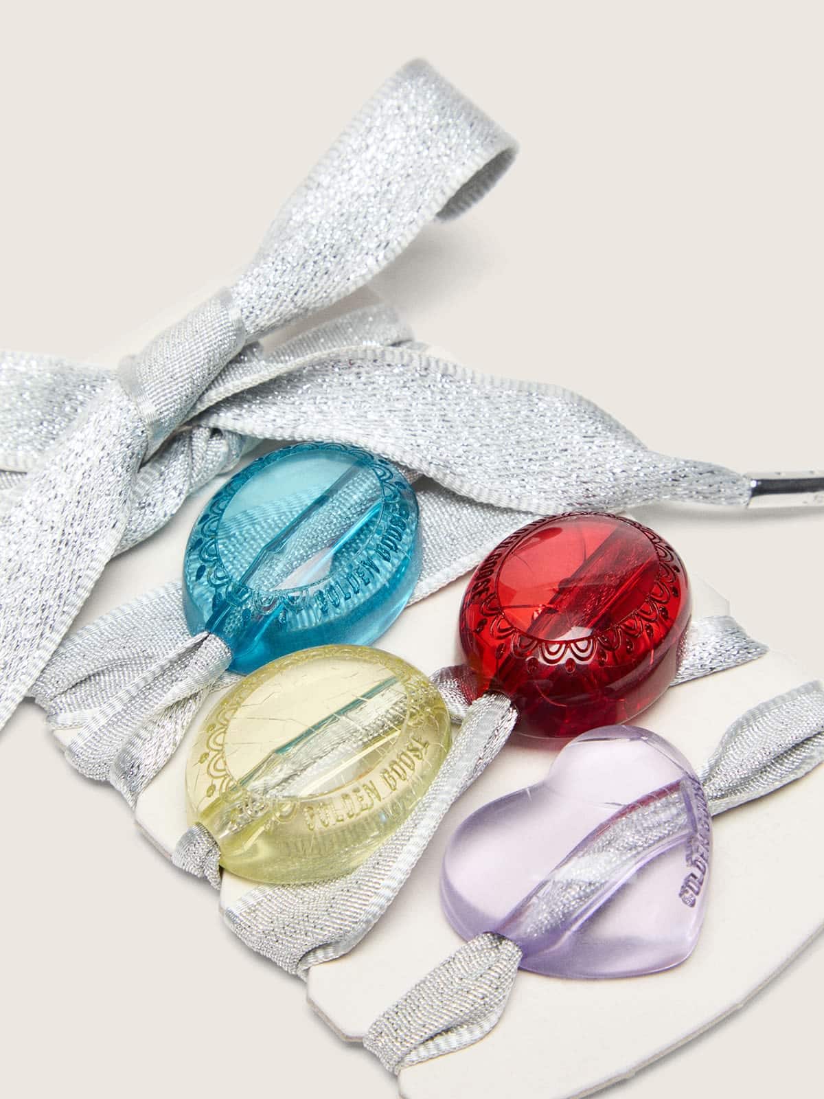 Skins cordones plateados con cuatro charms de colores
