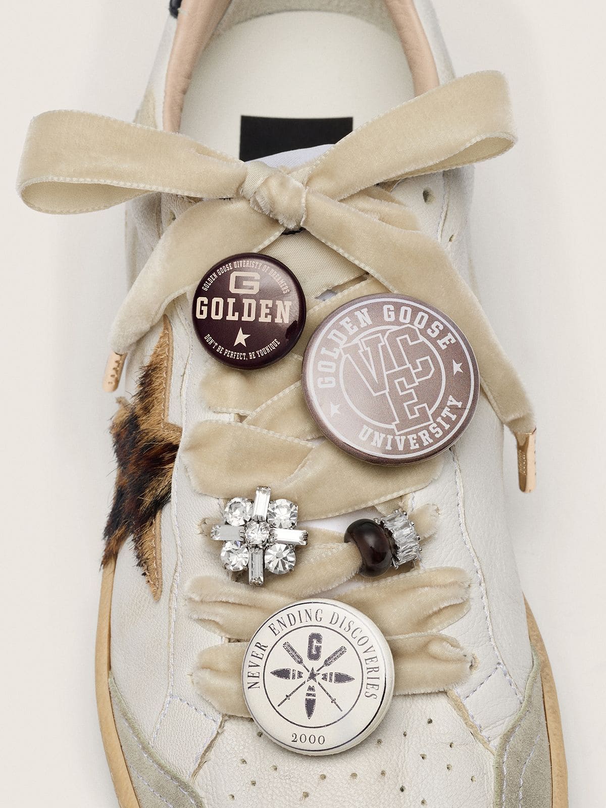 Golden Goose - Skins cadar&ccedil;o rosa p&aacute;lido com pingentes e broches in 