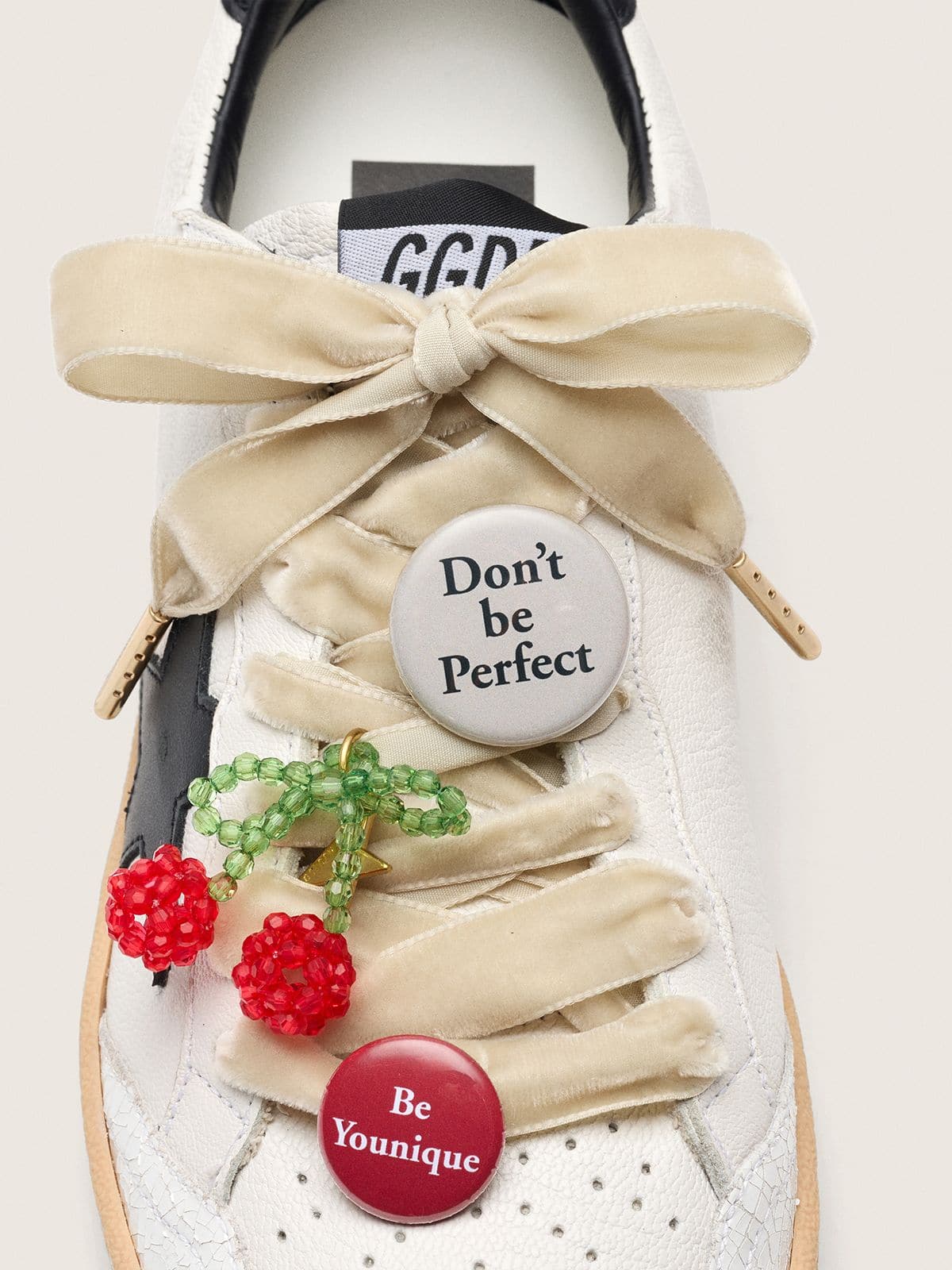 Golden Goose - Lacets Skins rose poudr&eacute; avec charm et broches in 