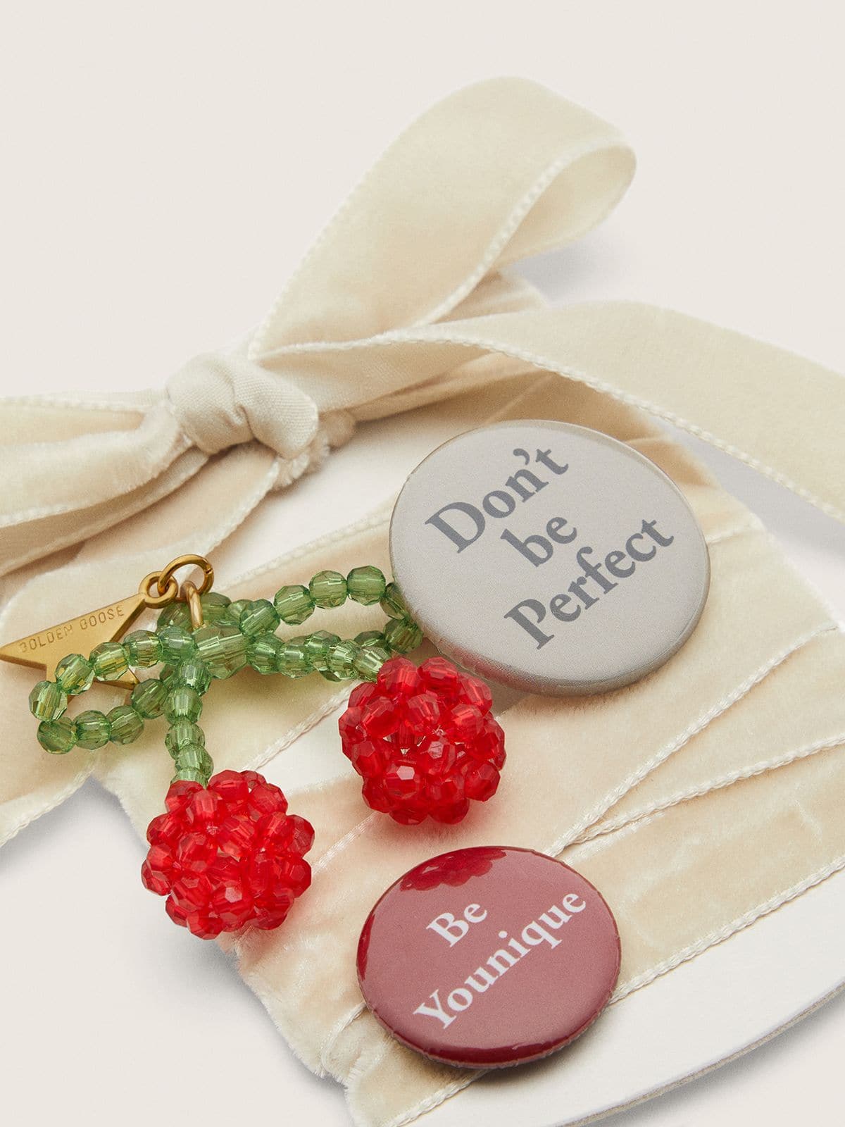 Golden Goose - Lacets Skins rose poudr&eacute; avec charm et broches in 