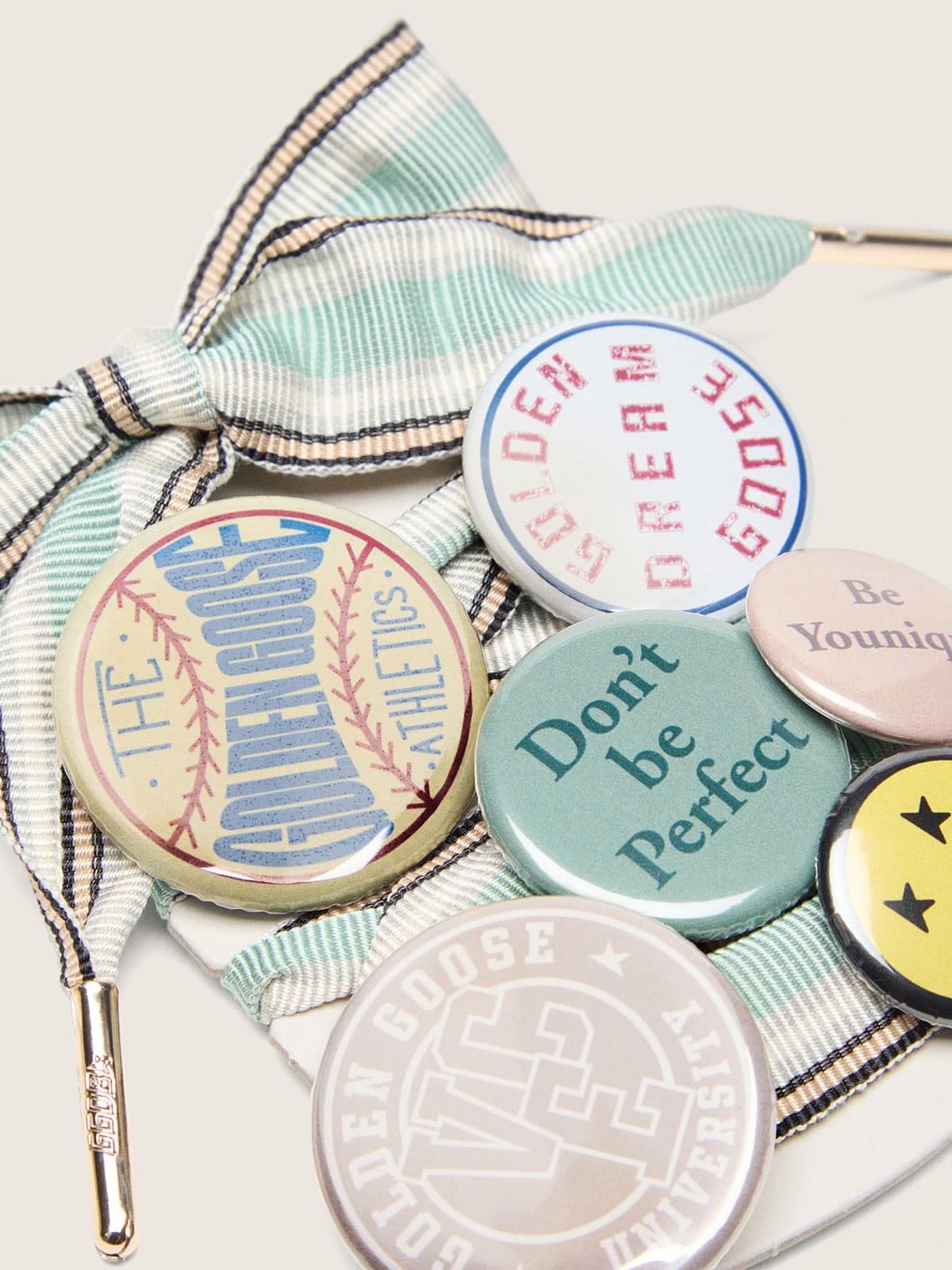 Skins cordones de rayas multicolor con broches aplicados