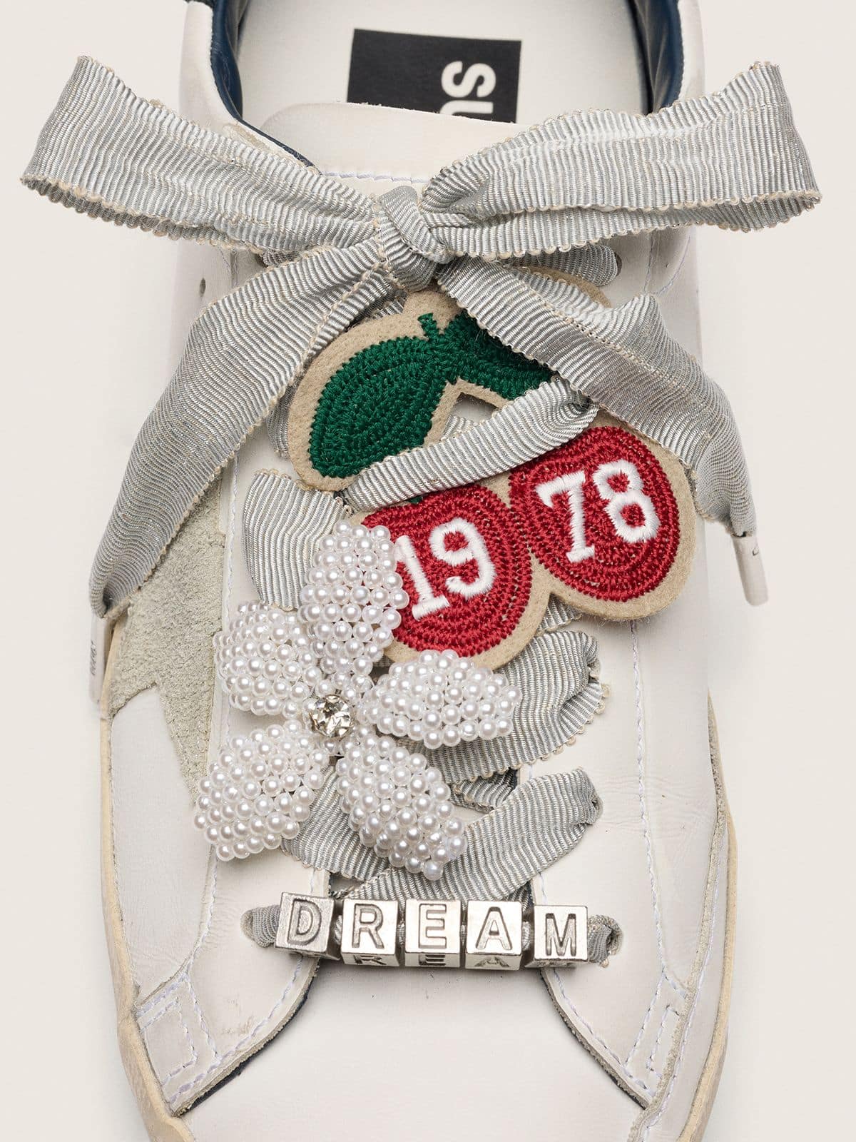 Skins silver laces with charm and appliqu&eacute;s