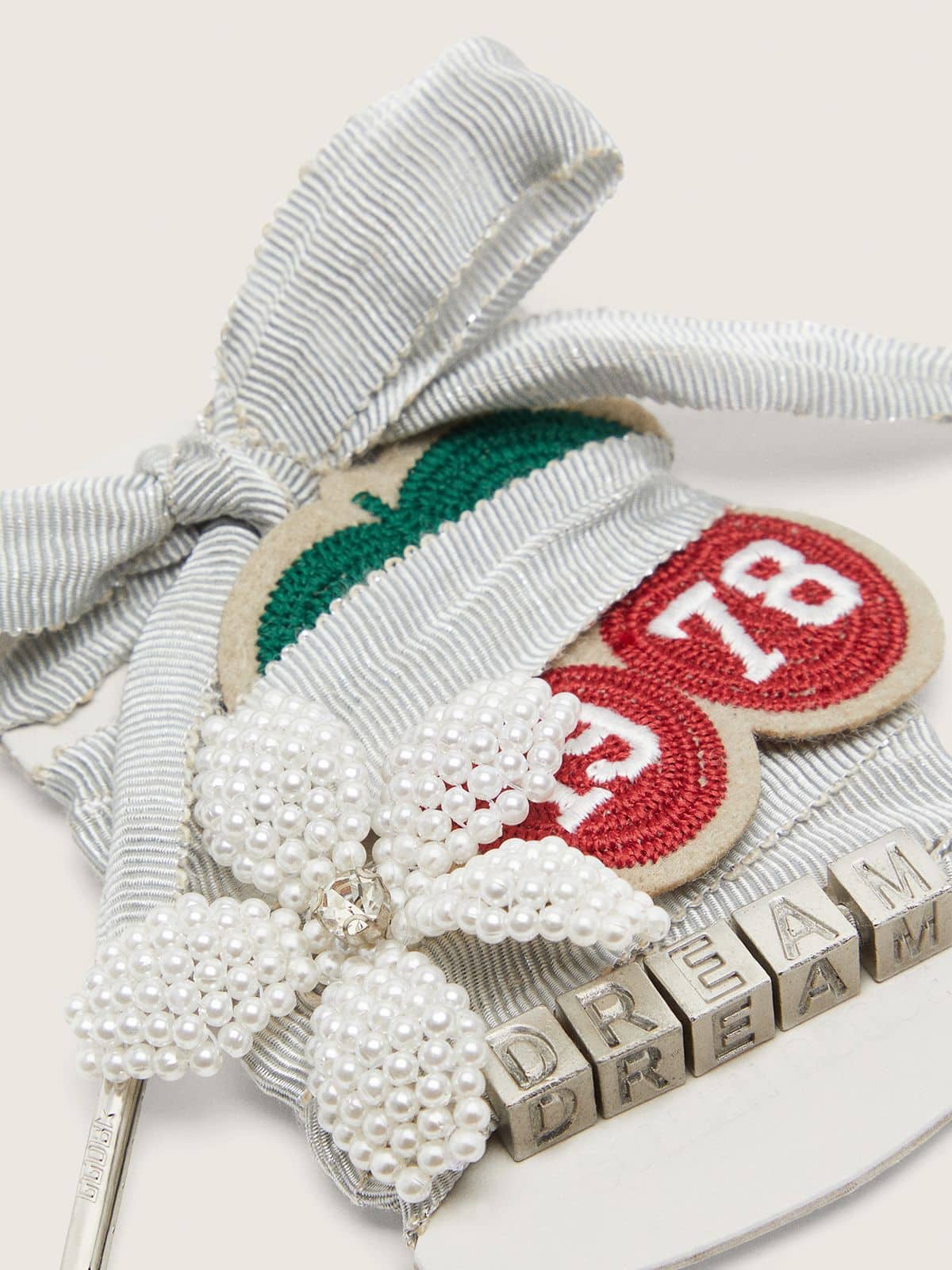Skins silver laces with charm and appliqu&eacute;s