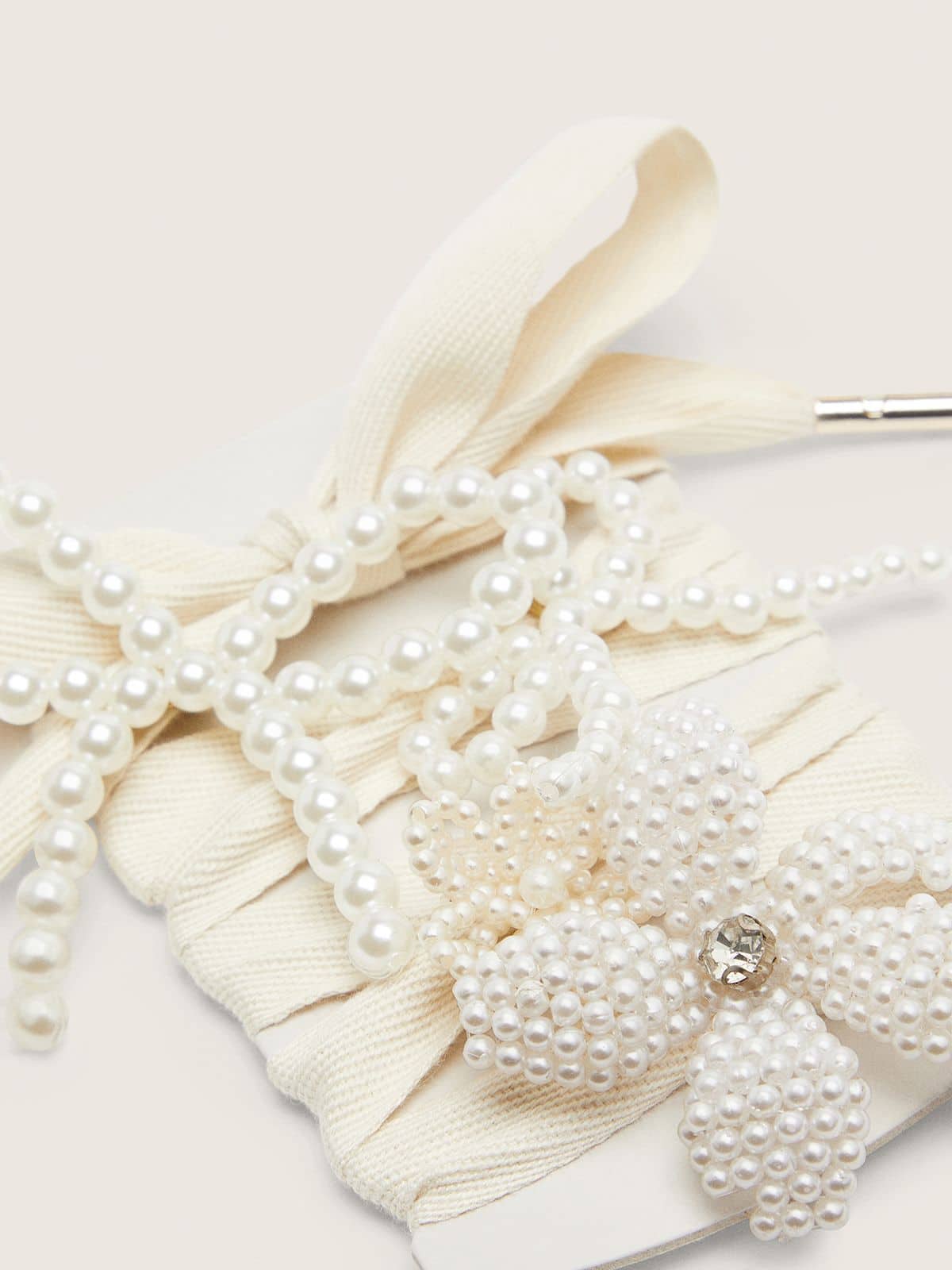 Skins cream-colored laces with decorative beads