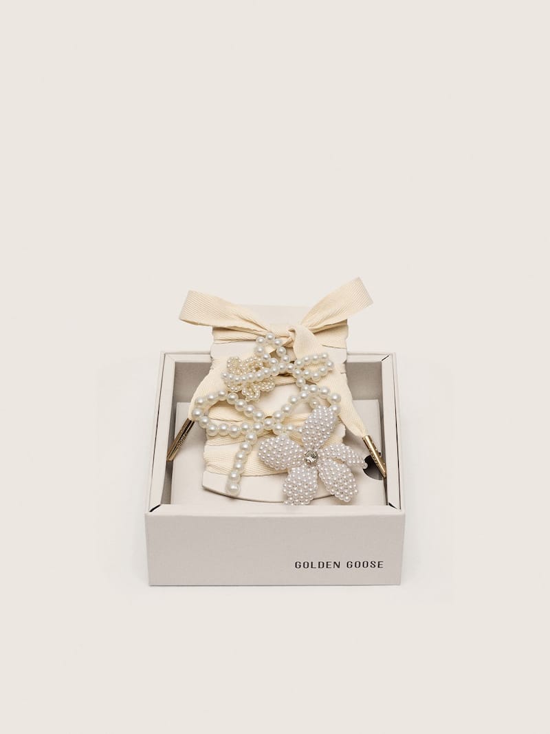 Skins cream-colored laces with decorative beads