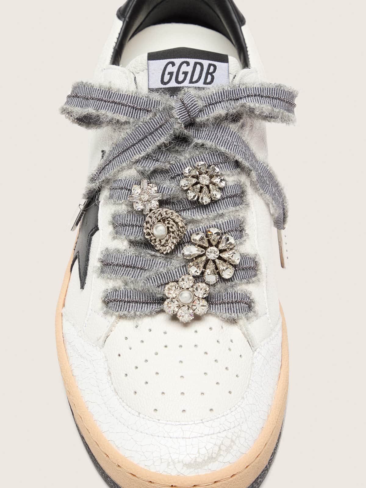 Skins cordones grises con bordes de mohair y charms de cristales