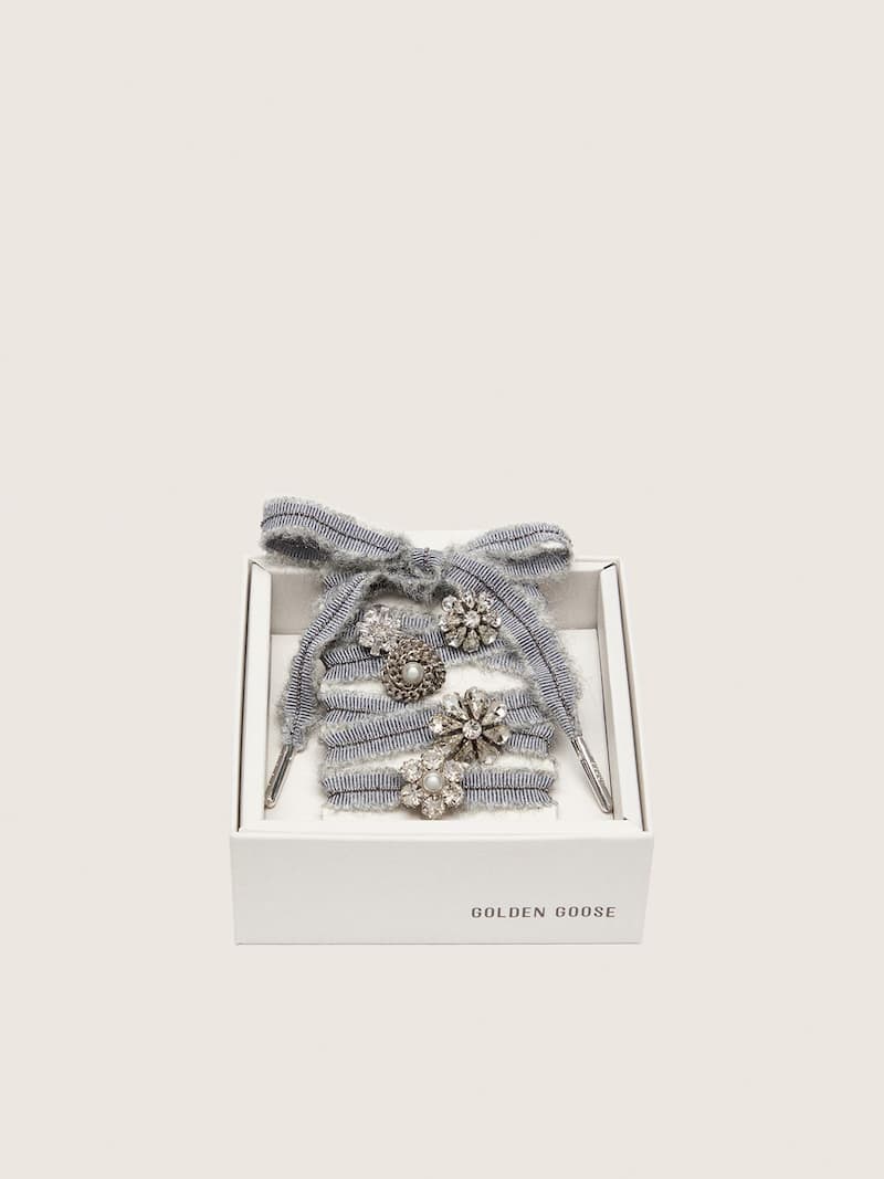 Skins cordones grises con bordes de mohair y charms de cristales