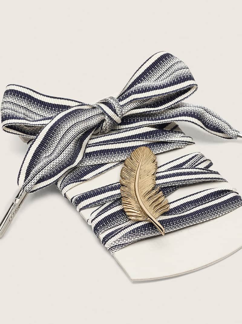 Golden Goose - Skins laccio a righe con charm piuma dorato in 