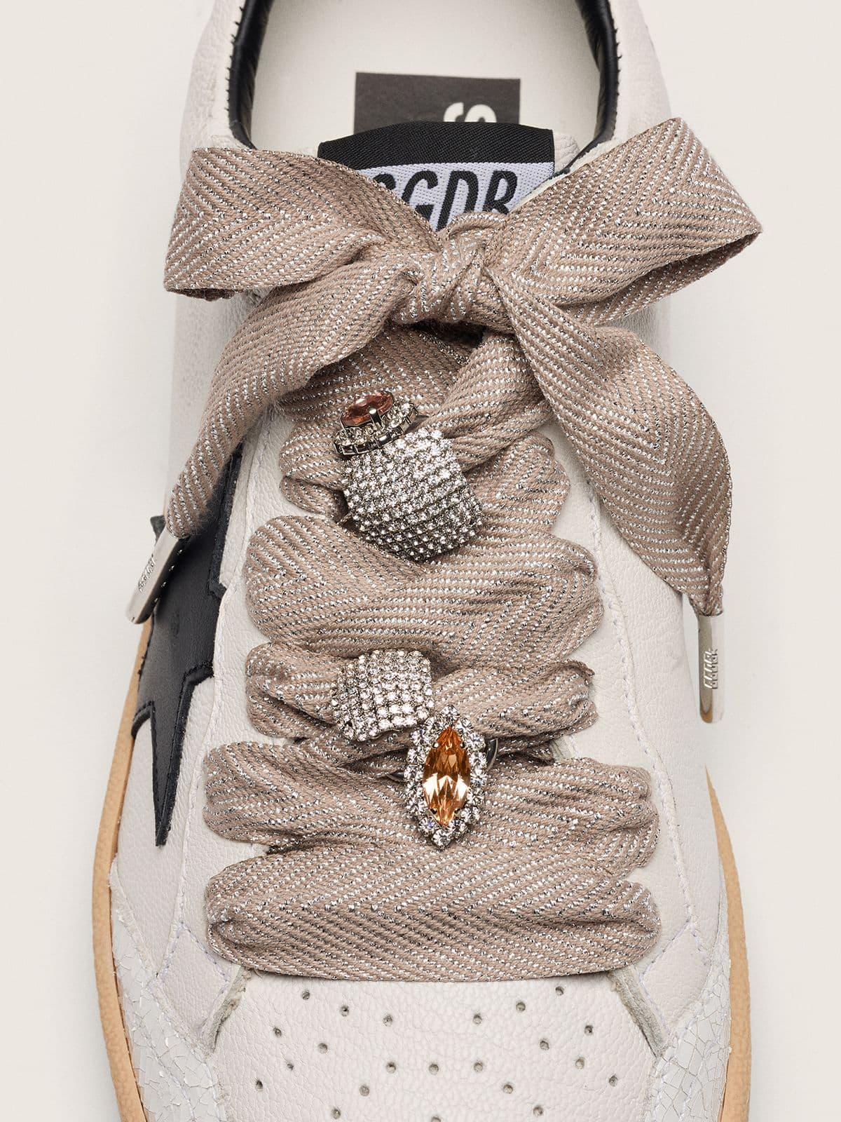 Golden Goose - Silberfarbener Schn&uuml;rsenkel Skins mit Schmuck-Charm in 