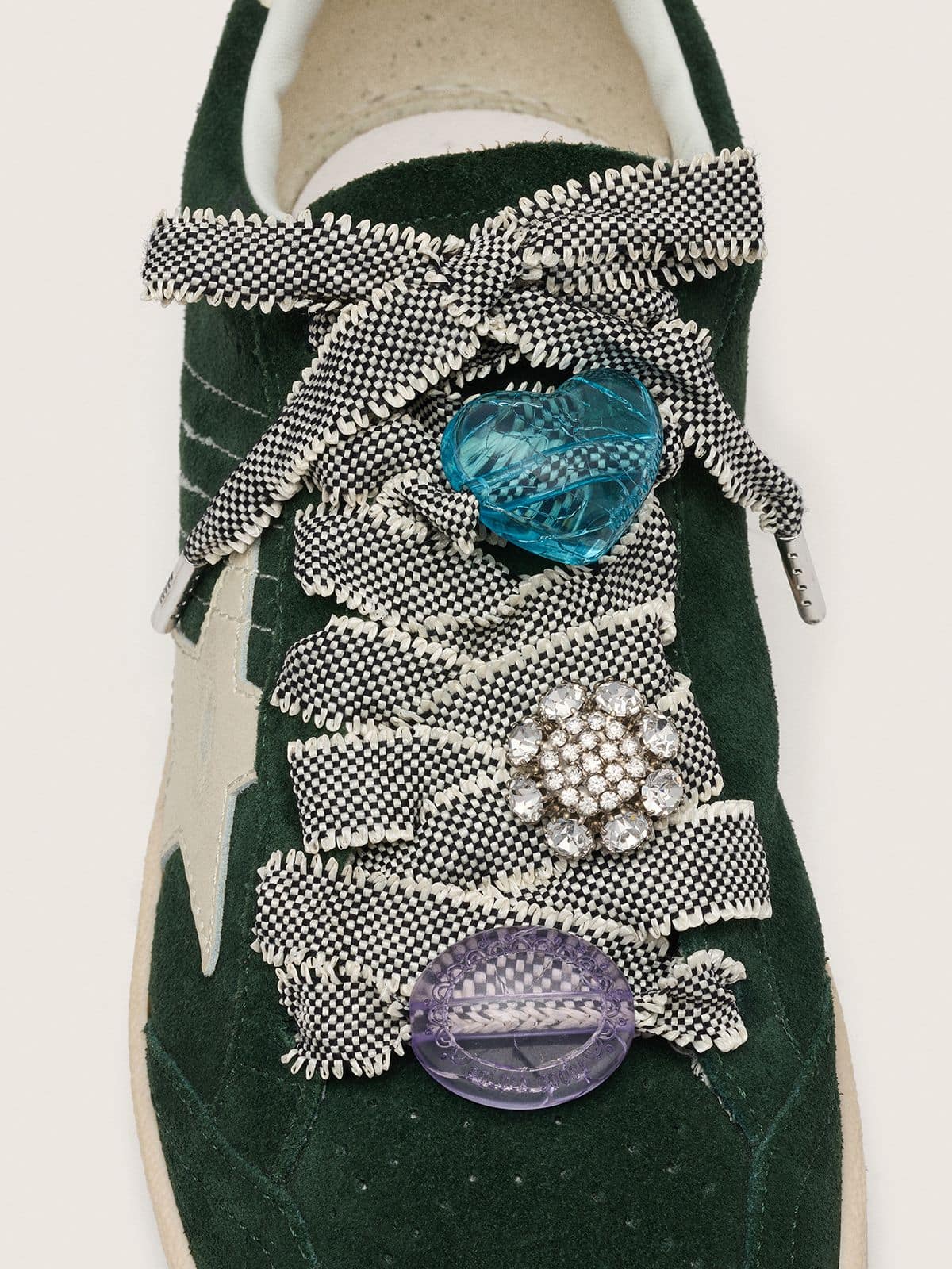 Golden Goose - Skins laccio bianco e nero con charm colorati in 