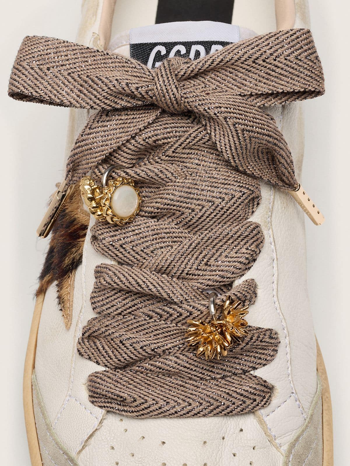 Golden Goose - Skins laccio marrone e bianco con charm oro applicati in 