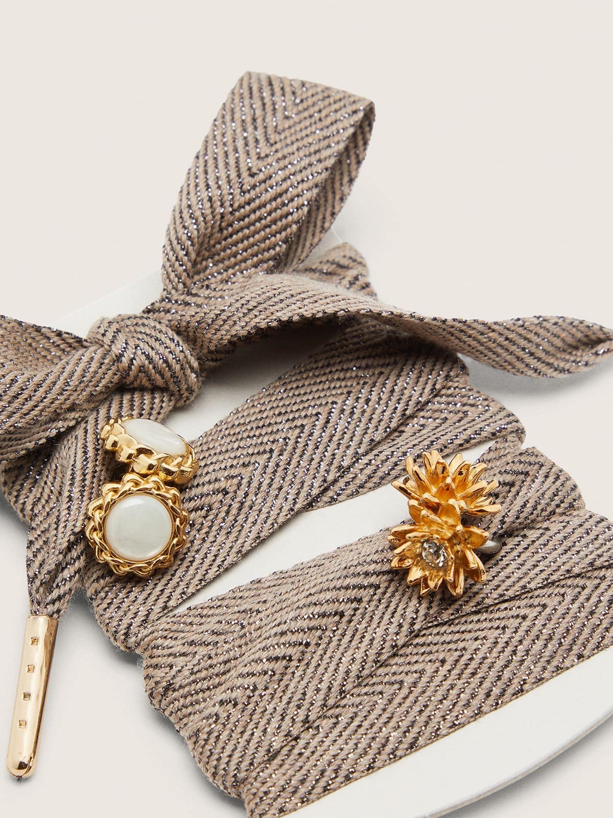 Golden Goose - Skins laccio marrone e bianco con charm oro applicati in 