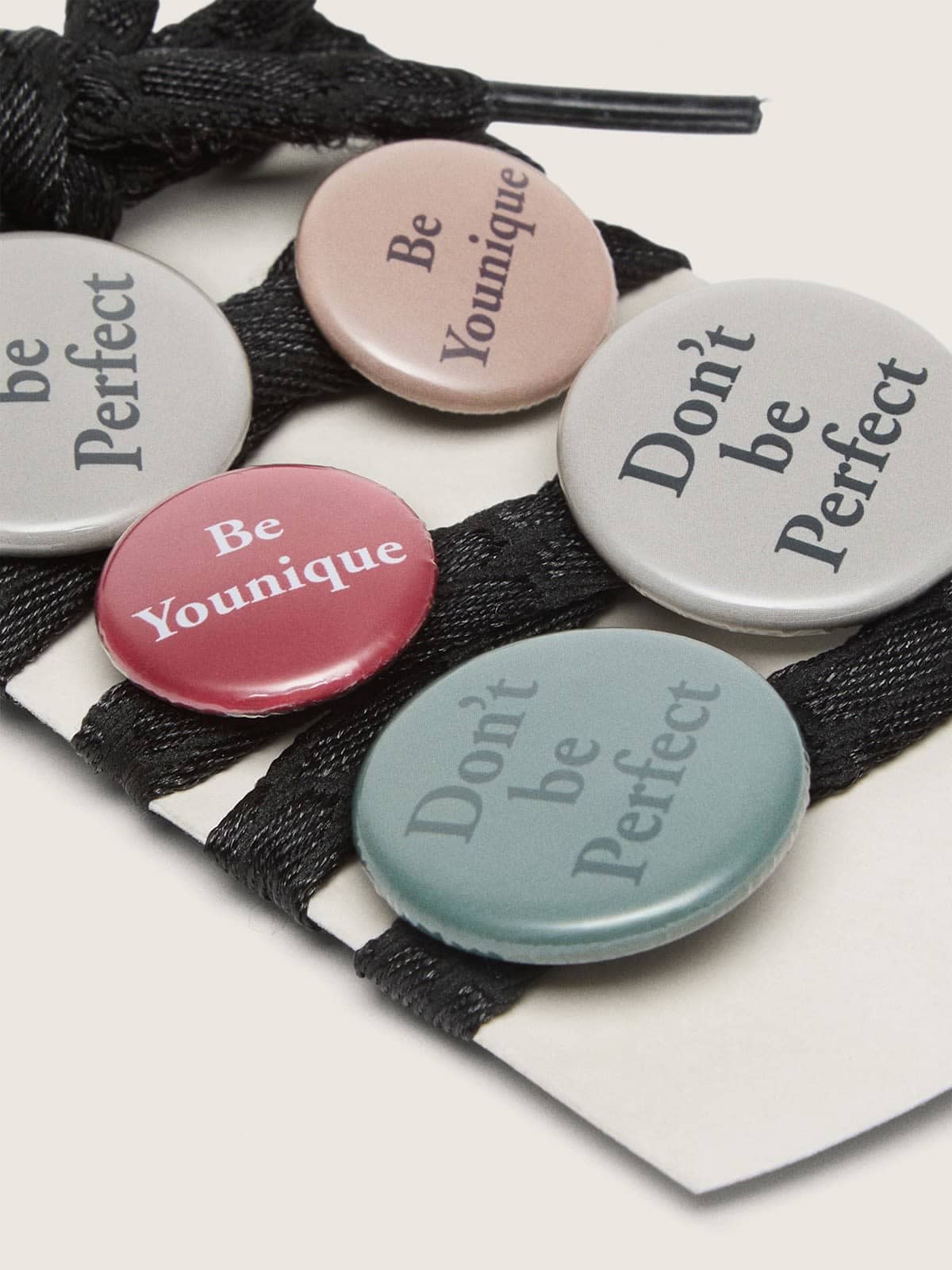 Golden Goose - Skins cordones negros con broches multicolor in 