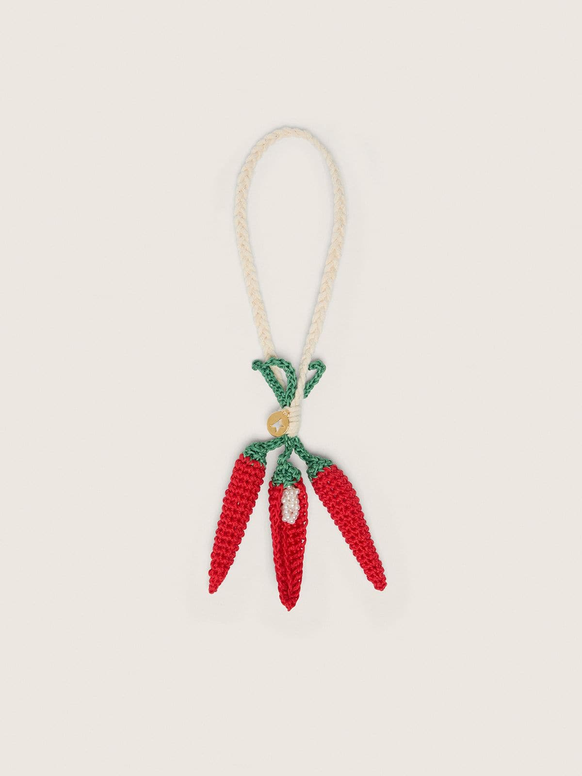 Ciondolo con peperoncino in cotone lavorato all'uncinetto con cordoncino bianco
