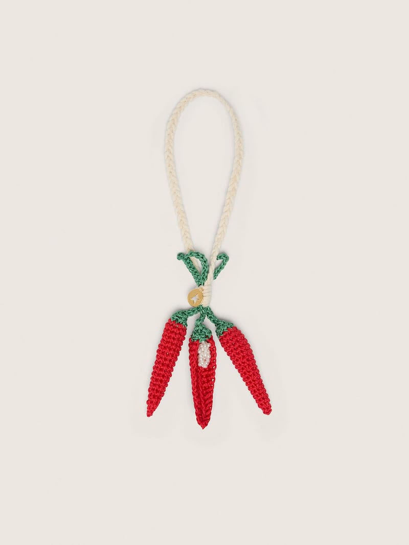 Ciondolo con peperoncino in cotone lavorato all'uncinetto con cordoncino bianco