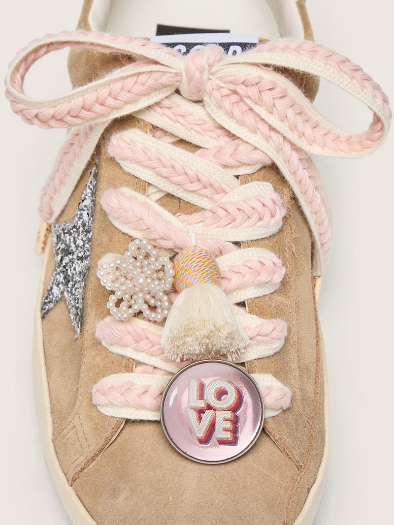Golden Goose - Skins laccio beige chiaro con intrecci rosa, spilla e applicazioni in 